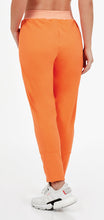 Load image into Gallery viewer, Model Back: Alto Giro Fitness Bas Calca Jogging Up Co2 Recortes Laranja
