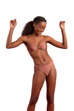 Load image into Gallery viewer, Image 04: Rio De Sol Bas Bottom Shimmer-Copper Nice-Fio
