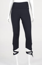 Load image into Gallery viewer, Model Front: Alto Giro Fitness Bas Legging Up Co2 Barriga Zero Laco Preto

