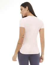 Load image into Gallery viewer, Model Back: Alto Giro Fitness Haut T-Shirt Skin Fit Alongada Gola V Rosa Respire
