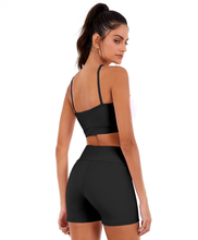 Load image into Gallery viewer, Model Back: Alto Giro Fitness Haut Top Blakout Soft Preto
