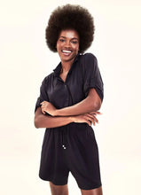 Load image into Gallery viewer, Model Front: Uv Line Fitness Bas Shorts Fem Basic Black Upf50+
