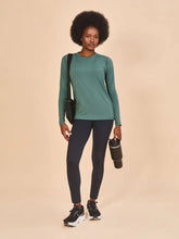 Load image into Gallery viewer, Model Front: Uv Line T-Shirt Longsleeve Fem New Fit Textura Verde Jade Upf50+
