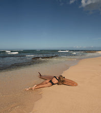 Load image into Gallery viewer, Image 11: Wednesday In Hawaii By Rio De Sol Une Pièce Lava Surf
