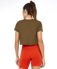 Load image into Gallery viewer, Model Back: Alto Giro Fitness Haut T-Shirt Cropped Skin Fit Gym Verde Olive
