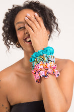 Load image into Gallery viewer, Image 02: Rio De Sol Chouchou Malibu-Atol Scrunchie
