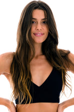 Load image into Gallery viewer, Gallery: Rio De Sol Haut Top Cotele-Preto Tri-Tank
