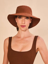 Load image into Gallery viewer, Model Front: Uv Line Bob Hat California Fem Cognac Upf50+
