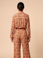 Load image into Gallery viewer, Model Back: Uv Line Pantalon De Plage Pants Meia Lua Tie Dye Pitanga Upf50+
