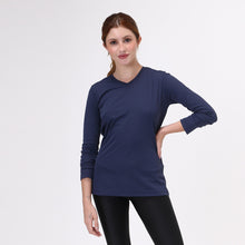Load image into Gallery viewer, Model Front: Uv Line Fitness Haut Sport Fit Fem Ml Marinho Upf50+

