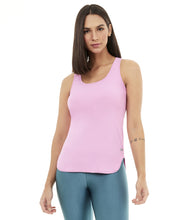 Load image into Gallery viewer, Model Front: Alto Giro Fitness Haut Regata Skin Fit Alongada Rosa Happiness
