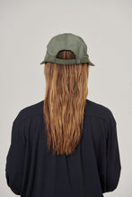 Load image into Gallery viewer, Model Back: Uv Line Casquette Visor Nice Fem Militar Green Upf50+
