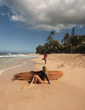 Load image into Gallery viewer, Image 10: Wednesday In Hawaii By Rio De Sol Une Pièce Lava Surf
