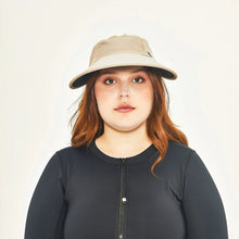 Load image into Gallery viewer, Model Front: Uv Line Casquette Visor Capri Colors Areia Preto Upf50+
