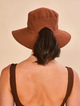 Load image into Gallery viewer, Model Back: Uv Line Bob Hat California Fem Cognac Upf50+
