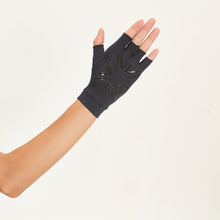 Load image into Gallery viewer, Model Back: Uv Line Gants Short Glove Black Upf50+
