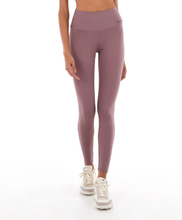 Load image into Gallery viewer, Model Front: Alto Giro Fitness Bas Legging Up C02 Termo Marrom Taupe
