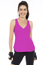 Load image into Gallery viewer, Model Front: Alto Giro Fitness Haut Regata Skin Fit Alongada Gola V Pink Orchid
