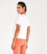 Load image into Gallery viewer, Model Back: Alto Giro Fitness Haut T-Shirt Radiosa Love Is Off White
