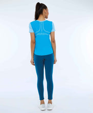 Load image into Gallery viewer, Model Back: Alto Giro Fitness Haut T-Shirt Skin Fit Recortes Sport Azul Vivid
