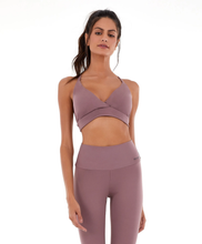 Load image into Gallery viewer, Model Front: Alto Giro Fitness Haut Top Dupla Face Up Co2 Tira Costas Marrom Taupe
