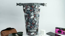 Load and play video in Gallery viewer, Video: Feelfree Sac De Plage Dry Tube 1,5L Tropical Harmony Mint
