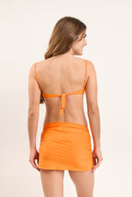 Load image into Gallery viewer, Model Back: Rio De Sol Jupe De Page Bio-Laranjada Skirt Knot
