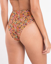 Load image into Gallery viewer, Image 05: Rio De Sol Bas Bottom Bouquet Hotpants
