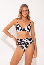 Load image into Gallery viewer, Image 05: Rio De Sol Bas Bottom Poppy Hotpants
