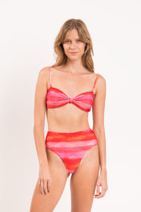 Model Front: Rio De Sol Ensemble Set Cher Bandeau-Joy Hotpants