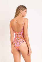 Load image into Gallery viewer, Model Back: Rio De Sol Une Pièce Sweet-Camo Hype
