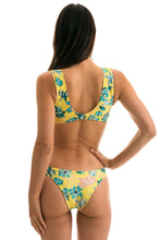 Load image into Gallery viewer, Model Back: Rio De Sol Haut Top Florescer Highleg
