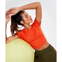 Load image into Gallery viewer, Skin Fit Cropped 1983 Laranja Pitanga T-Shirt
