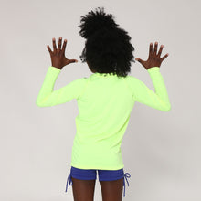 Load image into Gallery viewer, Model Back: Uv Line T-Shirt Camiseta Uvlight Amarelo Fluor Spf50+
