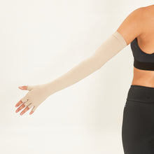 Load image into Gallery viewer, Model Back: Uv Line Gants Extra Long Glove Chocolate Upf50+
