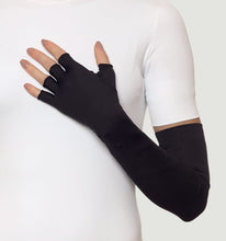Load image into Gallery viewer, Model Front: Uv Line Gants Extra Long Glove Preto Upf50+
