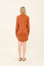 Load image into Gallery viewer, Model Back: Uv Line Chemise Shirtdress Copenhagen Caramelo Upf50+
