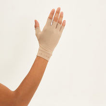 Load image into Gallery viewer, Model Back: Uv Line Gants Short Glove Chocolate Upf50+
