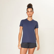 Load image into Gallery viewer, Model Front: Uv Line Fitness Haut Sport Fit Fem Marinho Upf50+
