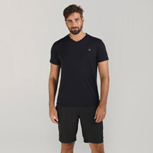 Load image into Gallery viewer, Model Front: Uv Line Fitness Haut Sport Fit Mas Preto Upf50+
